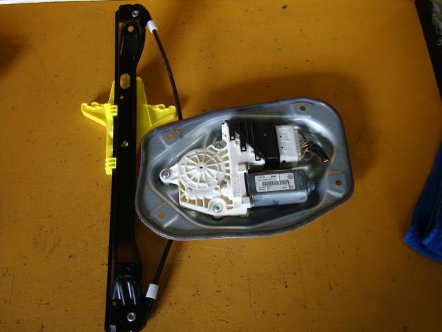 【中古】中古部品 VW ゴルフ 1KBLG 左リアドアレギュレータ・モーター 【3340220100-001408002613420】|e-cleマート