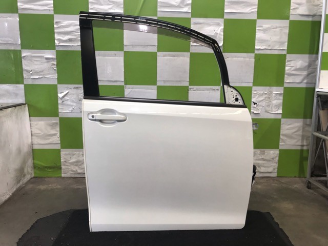 【中古】中古部品 ヴォクシー ZWR80G 右ﾌﾛﾝﾄﾄﾞｱ 【3330530100-000005446013100】