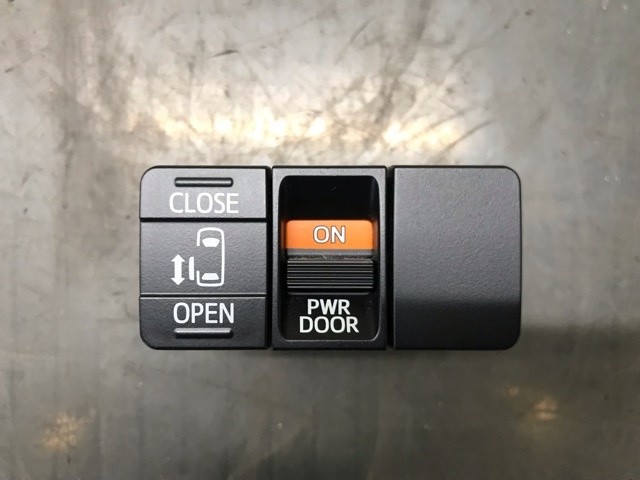 【中古】中古部品 ヴォクシー ZWR80G ﾊﾟﾜｰｽﾗｲﾄﾞｽｲｯﾁ 【3330530100-000005446062000】