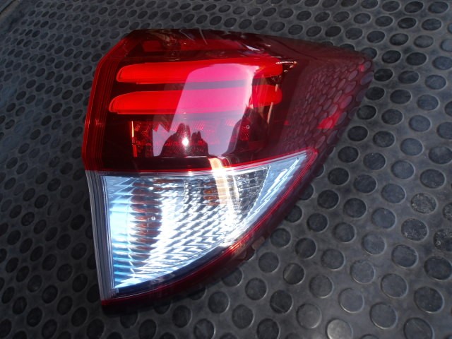 【中古】中古部品 ヴェゼル RU3 右ﾃｰﾙﾗﾝﾌﾟ 【3310420000-000010606715500】