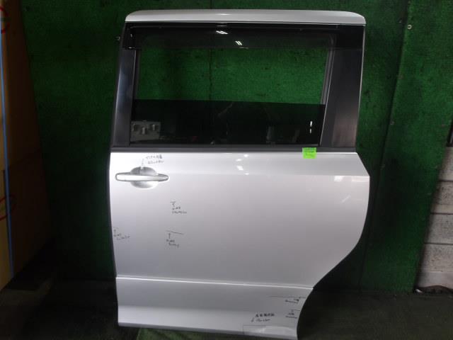 【中古】中古部品 ヴォクシー ZRR70W 左ﾘｱﾄﾞｱ 【3340220100-000226045713400】