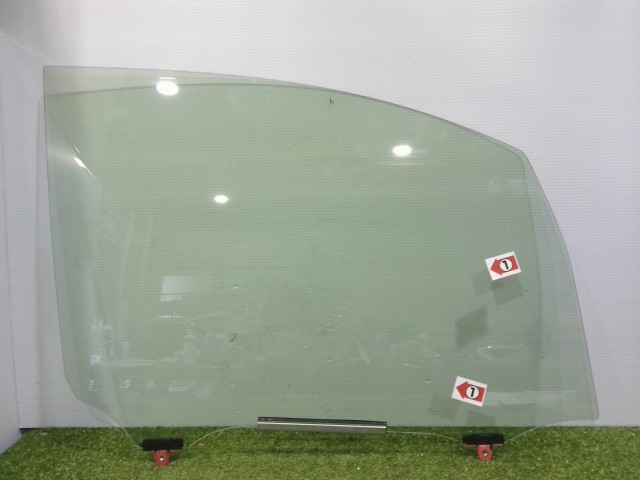 【中古】中古部品 ノア ZWR80G 右ﾌﾛﾝﾄﾄﾞｱｶﾞﾗｽ 【3310090100-202508068713130】