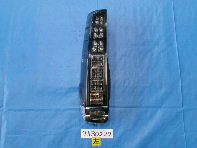 【中古】中古部品 ヴォクシー ZWR80G 左ﾃｰﾙﾗﾝﾌﾟ 【3310040100-000253022715600】