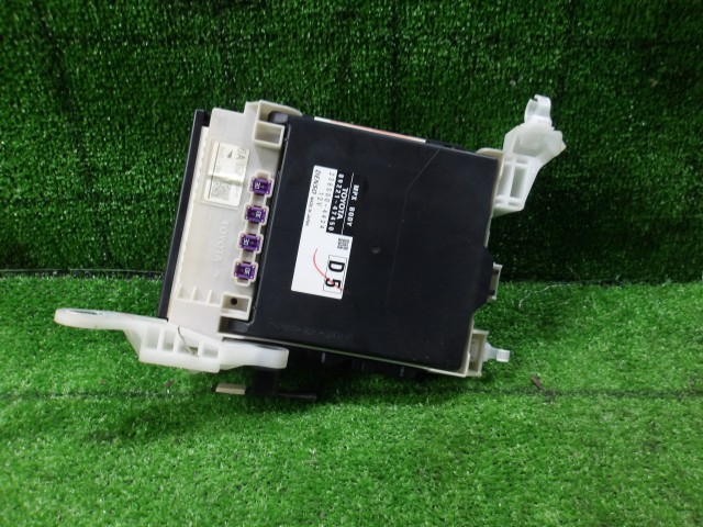 【中古】中古部品 プリウス ZVW50 ﾋｭｰｽﾞﾎﾞｯｸｽ 【3330420100-251002000167800】