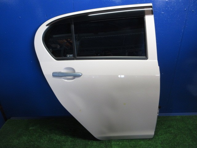 【中古】中古部品 ミライース LA300S 右ﾘｱﾄﾞｱ 【3310270100-000015041213300】