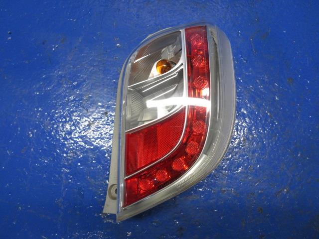 【中古】中古部品 ミライース LA300S 右テールランプ 【3310270100-000015041115500】