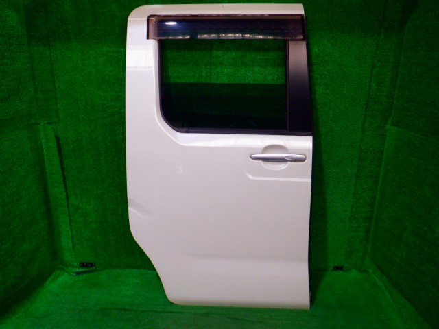 【中古】中古部品 ウェイク LA700S 右ﾘｱﾄﾞｱ 【3340140100-000025253213300】