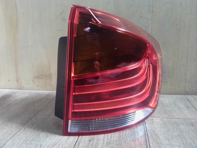 【中古】中古部品 BMW X1 VL18 右ﾃｰﾙﾗﾝﾌﾟ 【3310390100-251004001215500】