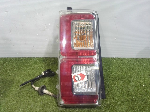 【中古】中古部品 ウェイク LA700S 左ﾃｰﾙﾗﾝﾌﾟ 【3310090100-202509114415600】