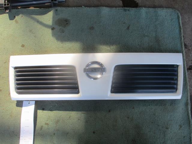 【中古】中古部品 クリッパー U71V ラジエータグリル 【3340030100-055824200010401】