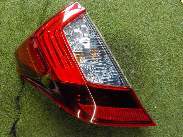 【中古】中古部品 フィット GP5 左ﾃｰﾙﾗﾝﾌﾟ 【3260200000-250911000215600】