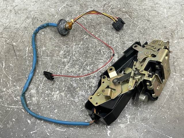 【中古】中古部品 ボルボ 850 8B5252 右ﾘｱﾄﾞｱﾛｯｸｿﾚﾉｲﾄﾞ 【3310070100-000203016164570】