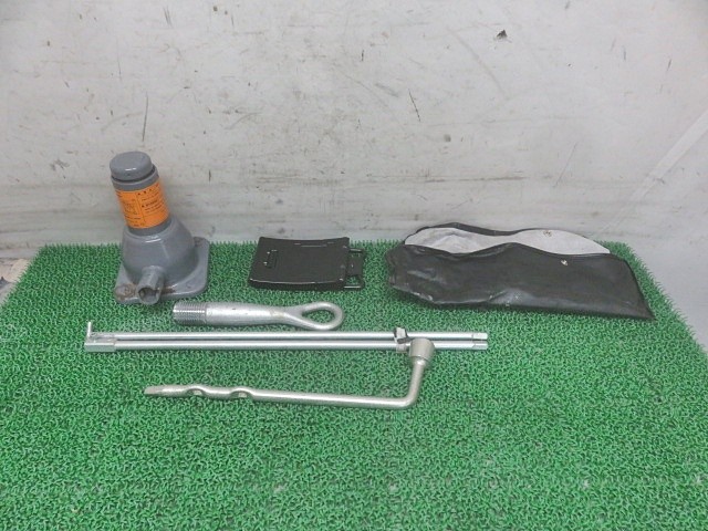 【中古】中古部品 NV350キャラバン CW8E26 車載工具 【3330380100-000037029577700】