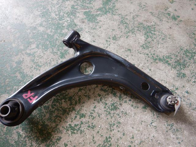 【中古】中古部品 アクア NHP10 右ﾌﾛﾝﾄﾛｱｱｰﾑ 【3330810100-251014000251720】