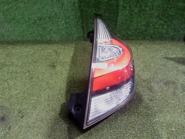 【中古】中古部品 アクア NHP10 右ﾃｰﾙﾗﾝﾌﾟ 【3260300000-251016000215500】