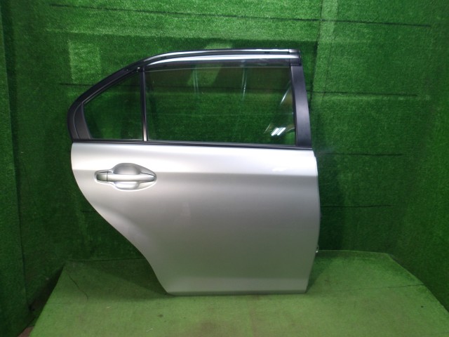 【中古】中古部品 カローラアクシオ NRE160 右ﾘｱﾄﾞｱ 【3330420100-251004000213300】