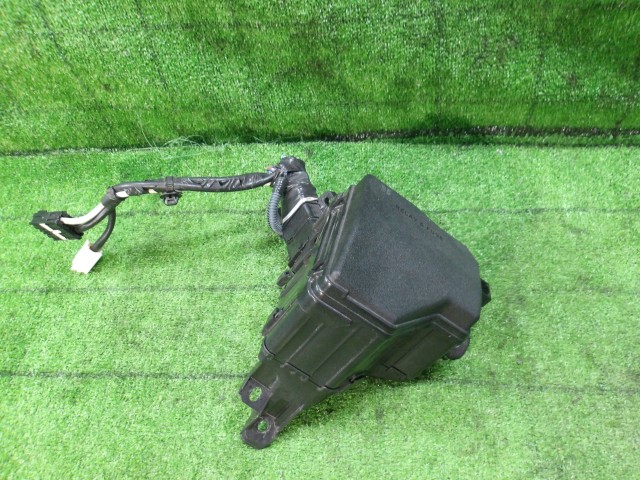 【中古】中古部品 カローラアクシオ NRE160 ﾋｭｰｽﾞﾎﾞｯｸｽ 【3330420100-251004000267800】