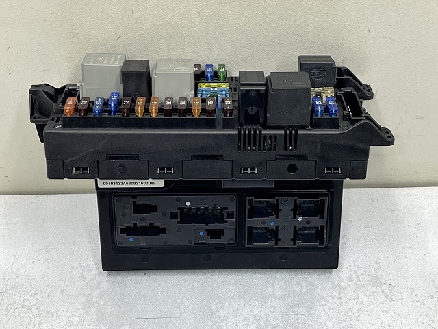 【中古】中古部品 ベンツ Eクラス 211222 ﾋｭｰｽﾞﾎﾞｯｸｽ 【3310070100-0000Y0767367800】