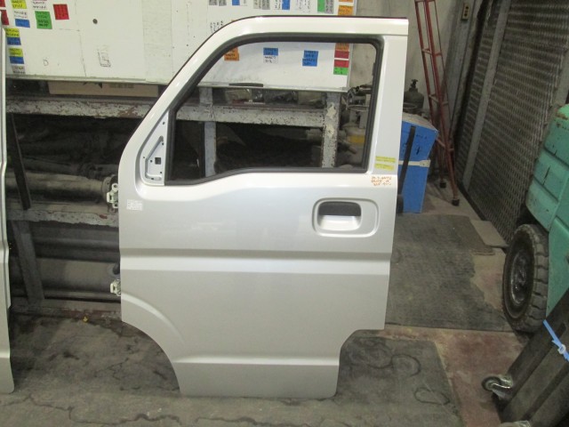【中古】中古部品 NV100クリッパー DR17V 左フロントドア 【3310160100-000004477513200】|e-cleマート