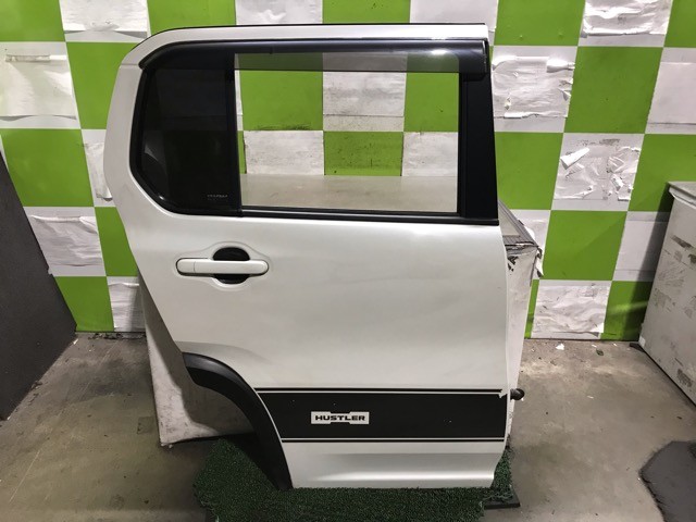 【中古】中古部品 ハスラー MR31S 右ﾘｱﾄﾞｱ 【3330530100-000005451613300】