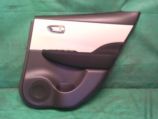 【中古】中古部品 リーフ ZE1 右ﾘｱﾄﾞｱﾄﾘﾑ 【3330990500-251020000113350】
