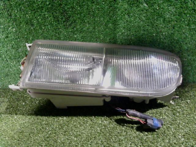 【中古】中古部品 セドリック PBY32 左フォグランプ 【3260300000-251022000110950】