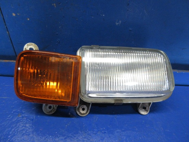【中古】中古部品 UD日産大型車 CW5YL 右フォグランプ 【3310270100-000014988210850】