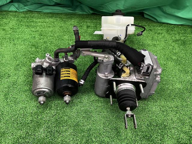 【中古】中古部品 プリウス ZVW30 ABSｱｸﾁｭｴｰﾀｰ 【3330240100-002025616442500】
