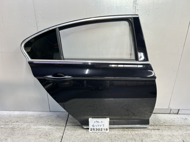 【中古】中古部品 VW パサート 3CCZE 右ﾘｱﾄﾞｱ 【3330991100-000253021813300】