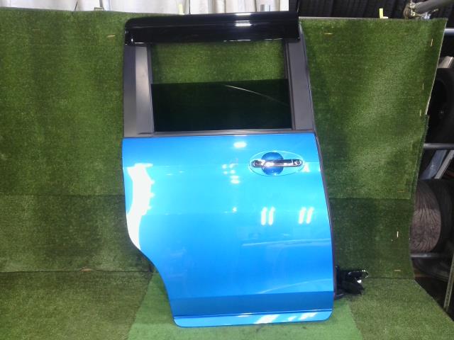 【中古】中古部品 スペーシア MK42S 右ﾘｱﾄﾞｱ 【3260070000-251006000313300】