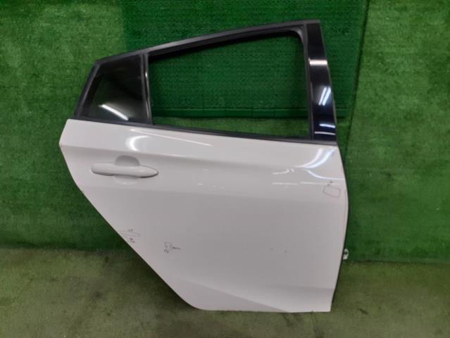 【中古】中古部品 プリウス ZVW50 右ﾘｱﾄﾞｱ 【3310540000-000025356613300】