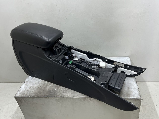 【中古】中古部品 ジープ グランドチェロキー WK36 ｺﾝｿｰﾙﾎﾞｯｸｽ 【3310070100-0000Y0773377100】