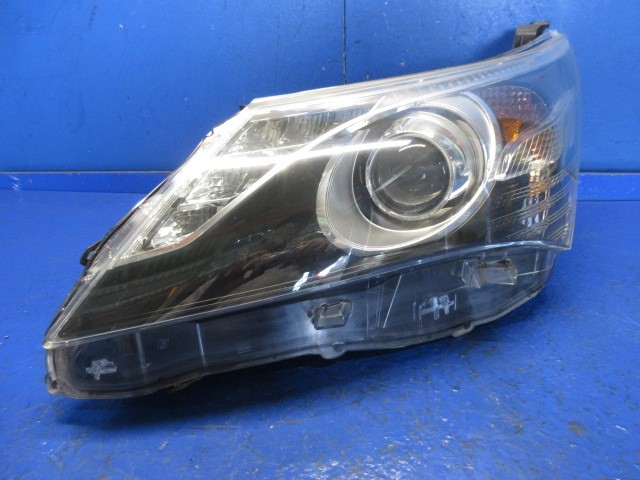 【中古】中古部品 アベンシス ZRT272W 左ﾍｯﾄﾞﾗﾝﾌﾟ 【3310270100-000015087110900】