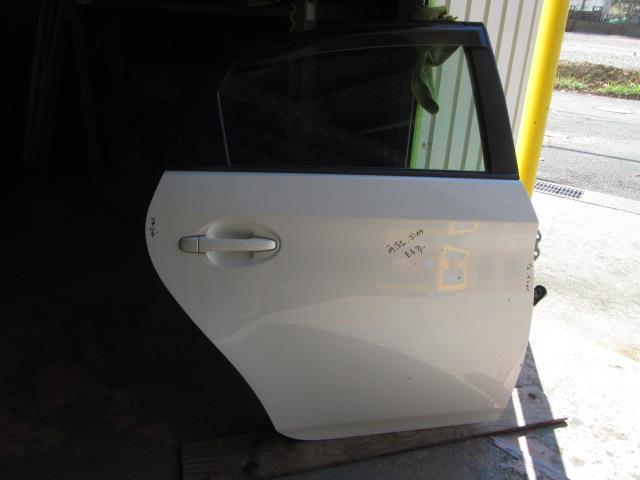 【中古】中古部品 プリウス ZVW30 右ﾘｱﾄﾞｱ 【3310190100-000255010513300】