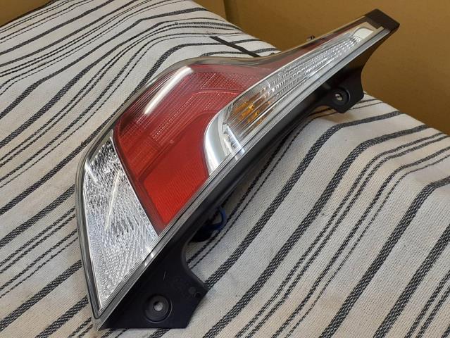 【中古】中古部品 アクア NHP10 左ﾃｰﾙﾗﾝﾌﾟ 【3310540000-000025370315600】