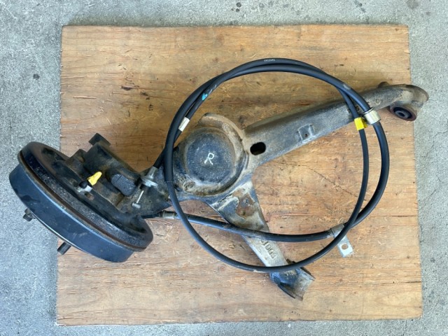 【中古】中古部品 サンバー TV2 右ﾘｱﾅｯｸﾙﾊﾌﾞ 【3330650100-000253015644410】