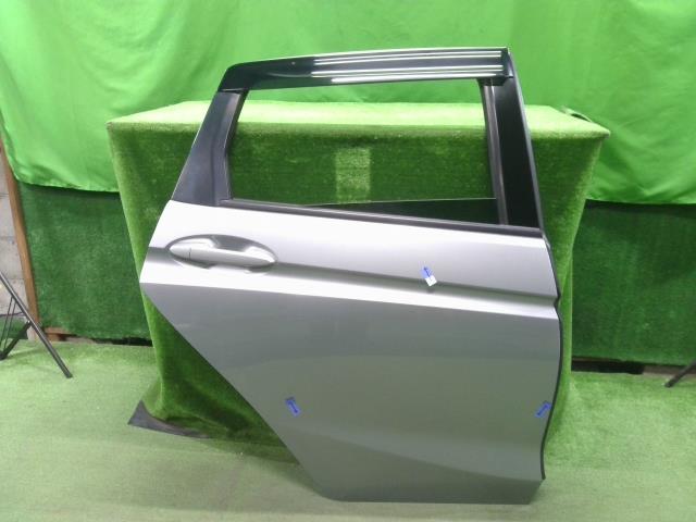 【中古】中古部品 フィット GK3 右ﾘｱﾄﾞｱ 【3310200100-000022377713300】