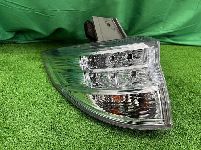 【中古】中古部品 エスティマ AHR20W 左ﾃｰﾙﾗﾝﾌﾟ 【3330240100-002025622815600】