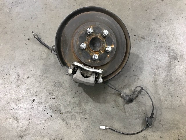 【中古】中古部品 プリウス ZVW50 右ﾘｱﾅｯｸﾙﾊﾌﾞ 【3330530100-000005453544410】