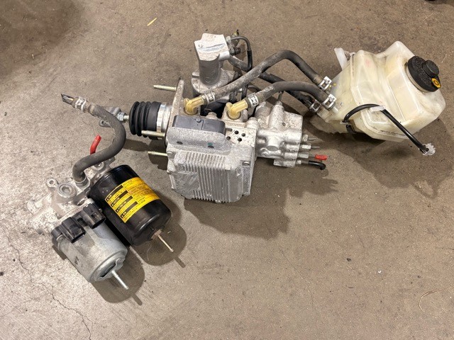 【中古】中古部品 ＳＡＩ AZK10 ABSｱｸﾁｭｴｰﾀｰ 【3330530100-000005455842500】｜e-cleマート