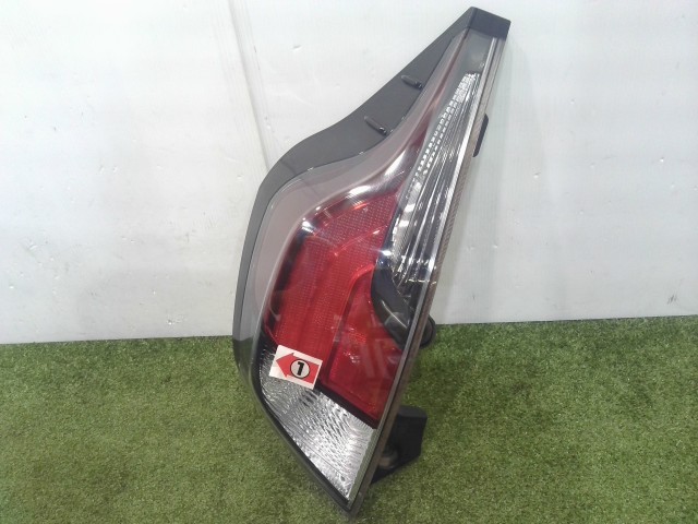 【中古】中古部品 アクア NHP10 左ﾃｰﾙﾗﾝﾌﾟ 【3310090100-202511028515600】