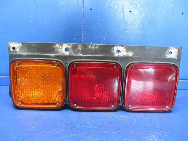 【中古】中古部品 UD日産大型車 CD5ZA 左ﾃｰﾙﾗﾝﾌﾟ 【3310270100-000015021415600】