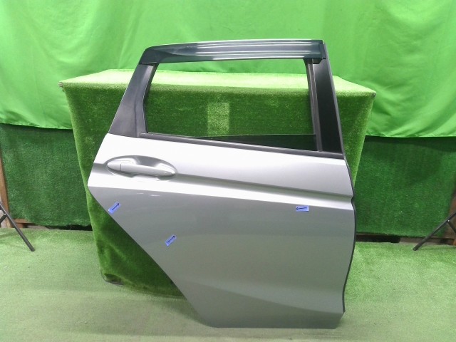 【中古】中古部品 フィット GK3 右ﾘｱﾄﾞｱ 【3310200100-000022409413300】