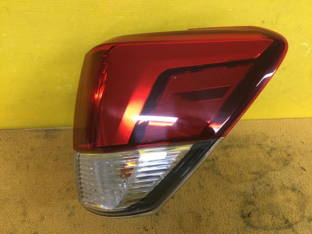 【中古】中古部品 フォレスター SKE 右ﾃｰﾙﾗﾝﾌﾟ 【3330960100-000052574615500】