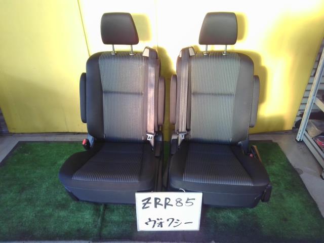 【中古】中古部品 ヴォクシー ZRR85W ﾘｱｼｰﾄ 【3331010600-251027000470800】