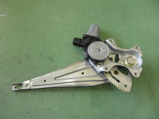 【中古】中古部品 ライフ JB5 左ﾘｱﾄﾞｱﾚｷﾞｭﾚｰﾀ･ﾓｰﾀｰ 【3310590000-202511061513420】