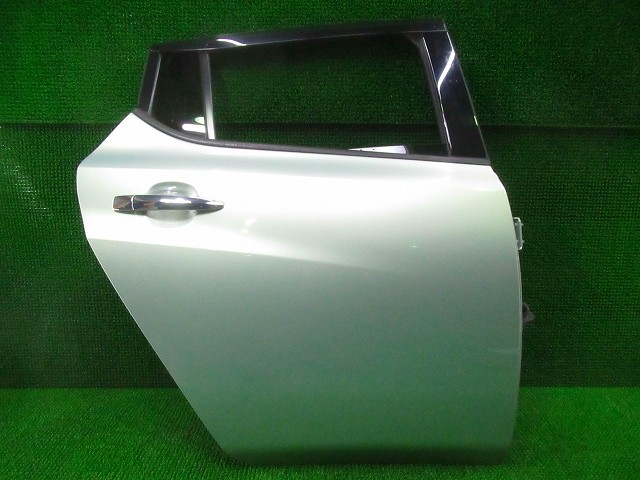 【中古】中古部品 リーフ ZE1 右ﾘｱﾄﾞｱ 【3330210100-000037203713300】 33,462円