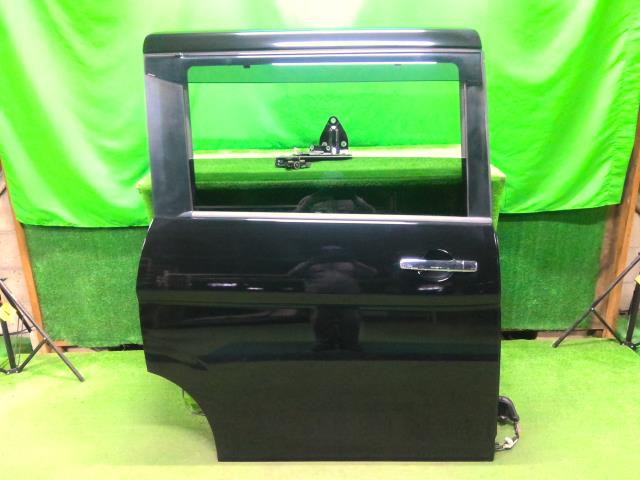 【中古】中古部品 セレナ GC27 右ﾘｱﾄﾞｱ 【3310200100-000022395313300】