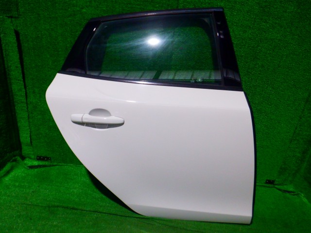【中古】中古部品 ボルボ 40シリーズ MD4204T 右ﾘｱﾄﾞｱ 【3340140100-000025225613300】