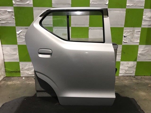 【中古】中古部品 アルト HA36S 右ﾘｱﾄﾞｱ 【3330530100-000005460313300】
